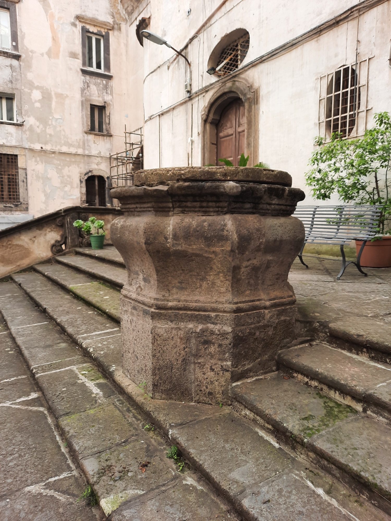 Well of the Madmen, Ospedale degli Incurabili, Naples - 01.jpg